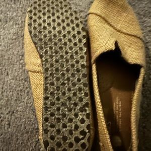 TOMS tan slipper